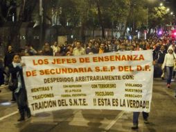 Maestros de la CNTE permanecieron esta noche en un plantón en las inmediaciones del Senado. SUN /