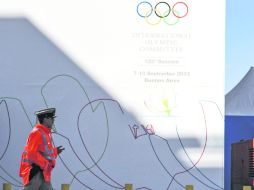 Un guardia custodia las afueras del hotel sede de la asamblea del COI. EFE /