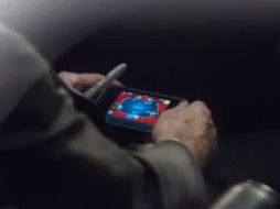 Imagen en la que se muestra al senador John McCain jugando en su celular durante la audiencia. ESPECIAL /