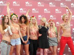 Activistas muestran los lemas escritos en su cuerpo, ''Ucrania no es un burdel'', ''Guerra desnuda'' o ''Las mujeres están aún aquí''. AFP /