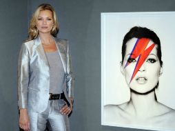 La modelo británica posa junto a una fotografía tomada por Nick Knight titulada Kate, Aladdin Sane. EFE /