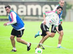 'Chaco' Giménez (izq), Ángel Reyna (centro) y Jorge Torres Nilo (atrás) trabajan en diferentes maneras de abrir a la defensa hondureña. MEXSPORT /
