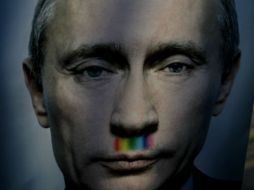 Un manifestante sostiene un cartel que muestra un retrato del presidente ruso Vladimir Putin durante una manifestación. AP /