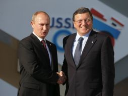 El presidente ruso, Vladimir Putin (I), saluda al presidente de la Comisión Europea, Jose Manuel Durao Barroso. EFE /