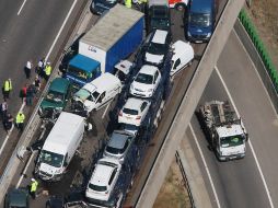 Vista aérea de algunos de los vehículos que forman parte del accidente sobre el puente. AP /