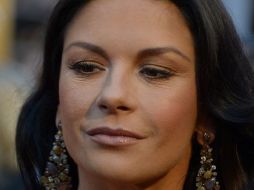 Zeta-Jones  scaptada en Connecticut el miércoles portando su anillo de bodas. ARCHIVO /