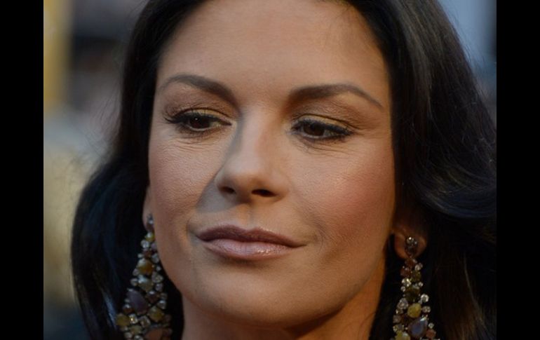 Zeta-Jones  scaptada en Connecticut el miércoles portando su anillo de bodas. ARCHIVO /