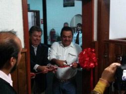 El secretario José Palacios y el alcalde Joel González inauguran la nueva ventanilla para trámites.  /