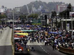 Los maestros llevan alrededor de nueve horas bloqueando el Boulevard Puerto Aéreo. SUN /