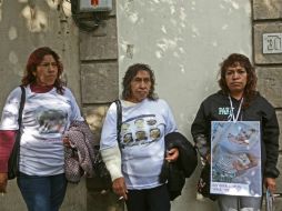 Familiares de los desaparecidos exigen a las autoridades que les informen sobre los análisis realizados a los cuerpos. EFE /
