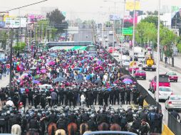 El contingente de maestros de la CNTE es contenido por efectivos del Cuerpo de Granaderos del Gobierno del Distrito Federal. EFE /