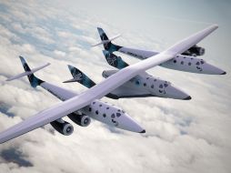 Con las alas plegadas y a bordo de un vehículo portador, el SpaceShipTwo realiza vuelos de prueba. ARCHIVO /