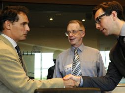 Jacob Appelbaum, experto en software e investigador de seguridad informática (D) saluda Jacques Follorou, periodista francés. AFP /