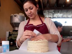 De acuerdo a la propuesta, 15 alimentos no deberán pasar del uno por ciento de IVA, como el frijol y la tortilla, entre otros. ARCHIVO /