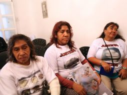 De izquierda a derecha, Pilar Díaz, Julieta González y Beatriz Silva Loza, familiares de los desaparecidos del bar ''Heaven''. EFE /