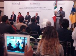 El gobernador Aristóteles Sandoval entrega apoyos a 61 asociaciones civiles por 20 millones de pesos.  /