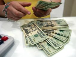 El peso ganó terreno frente al dólar en la jornada de este viernes. ARCHIVO /