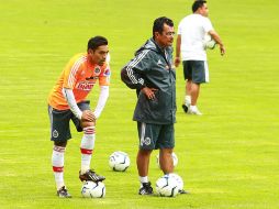 Marco Fabián (izq) espera cambiar los abucheos por aplausos este sábado.  /