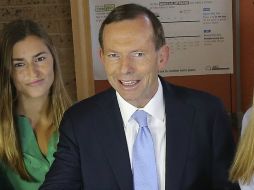 El líder opositor Tony Abbot deposita su voto en Sidney.  /