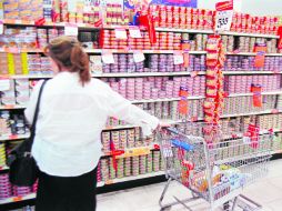 Para los empresarios es una buena idea gravar el consumo, porque así pagarían impuestos las personas que están en el comercio ilegal. EL INFORMADOR /