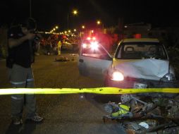 El conductor del vehículo fue agredido por vecinos del fraccionamiento, la policía lo rescata. Está detenido.  /