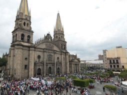 Este sábado maestros de la CNTE marcharon hacia el Palacio de Gobierno jalisciense pidiendo el veto de la Reforma Educativa. SUN /