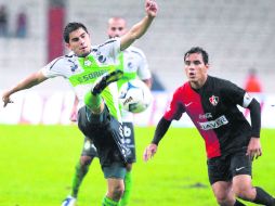 Por partida doble. Omar Bravo colaboró con dos tantos, uno de ellos vía penal, en el empate de los Rojinegros. EL INFORMADOR /