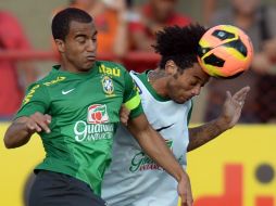 El zaguero de Real Madrid (d) no podrá medirse a la escuadra lusa. AFP /