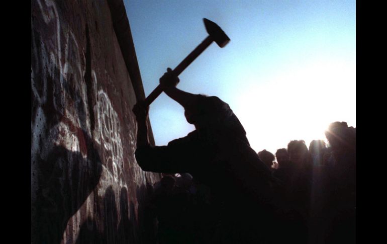 El muro fue derruido sólo parcialmente, para que la historia no se olvide. ARCHIVO /