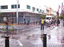 Las calles en la Zona Metropolitana de Guadalajara ven pasar a los ciclistas a pesar del clima. ESPECIAL /