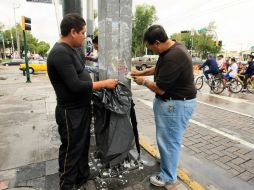 Ciudadanos asistentes a la Vía RecreActiva en Guadalajara se encargaron de limpiar el mobiliaro urbano.  /