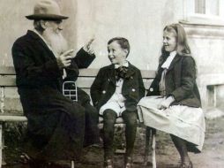 León Tolstoi, junto a sus nietos. Tomada de @NerdsAllStar en Twitter. ESPECIAL /