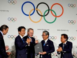 El candidato Richard Carrion, el ministro Shinzo Abe, Jacques Rogge, en Buenos Aires. EFE /