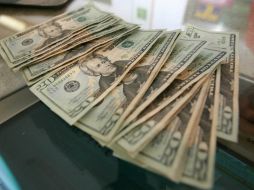 El anuncio de la Reforma Fiscal impulsó la ganancia del peso frente al dólar este lunes. ARCHIVO /