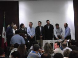 Aspecto de la reunión donde se firma el acuerdo.  /