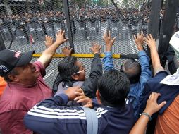 Iintegrantes de la Coordinadora Nacional de Trabajadores de la Educación (CNTE) se mantienen en la sede de la SEP. ARCHIVO /