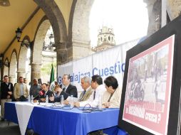 La rueda de prensa del PAN se dio en los portales del Palacio Municipal de Guadalajara.  /