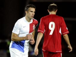 Con sus dos tantos frente a Andorra, Van Persie (I) se convierte en el segundo mejor goleador en la historia de Holanda. AFP /