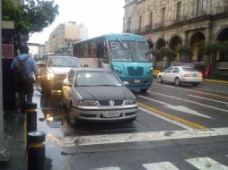 Luego de unos minutos, el automóvil que protagonizó el accidente, permanece en la Avenida Alcalde con el parabrisas estrellado .  /
