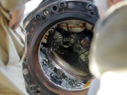 La nave rusa Soyuz TMA-08M con tres tripulantes a bordo aterriza sin contratiempos. EFE /