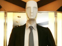 La corbata debe llegar a la altura del cinturón, ni más corto, ni más largo. ARCHIVO /