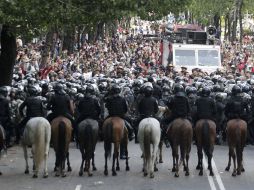 Granaderos evitan que maestros de la CNTE realicen un bloque en el Periférico. SUN /