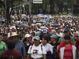 Alrededor de dos mil profesores se manifestaron en distintas calles de la Ciudad de México. SUN /