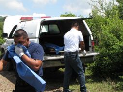 Personal del IJCF acude al lugar para levantar el cuerpo.  /