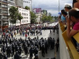Durante la jornada hubo manifestaciones de docentes en varias ciudades del país; en el DF (foto) hubo enfrentamientos. EFE /