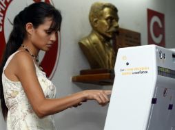 Una mujer realiza su votación en una urna electrónica. ARCHIVO /