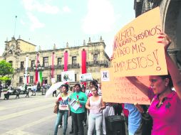 Integrantes del Movimiento de Bases Magisteriales portaron carteles con consignas de protesta contra la reforma educativa. EL INFORMADOR /