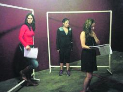 Ensayo. La actriz Ana La Salvia (de rojo) compartió en su Facebook una foto de la preparación de la obra. ESPECIAL /