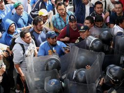Elementos de seguridad resguardan las inmediaciones de la Segob para evitar disturbios. EFE /