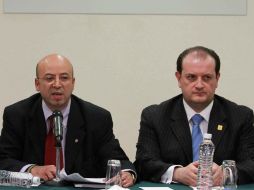 Renato Sales (i) entrega a los detenidos al procurador capitalino, Rodolfo Ríos (d). ARCHIVO /